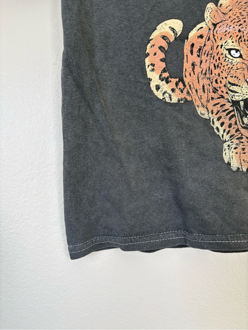 Def Leppard Band Graphic Tee Leopard and Rhinestone Size XS - Picture 5 of 13
